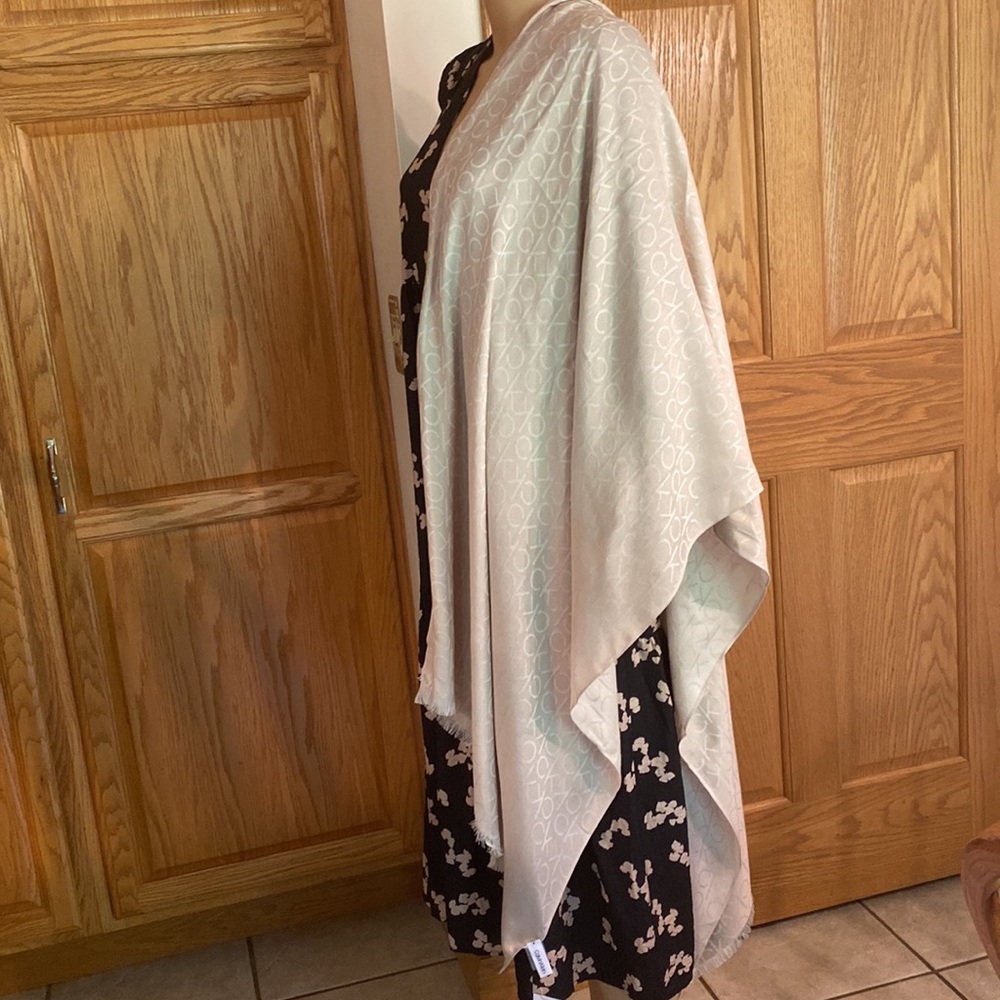 Large Calvin Klein Heathered Almond scarf with frayed edges and hoop for designs - Picture 10 of 14
